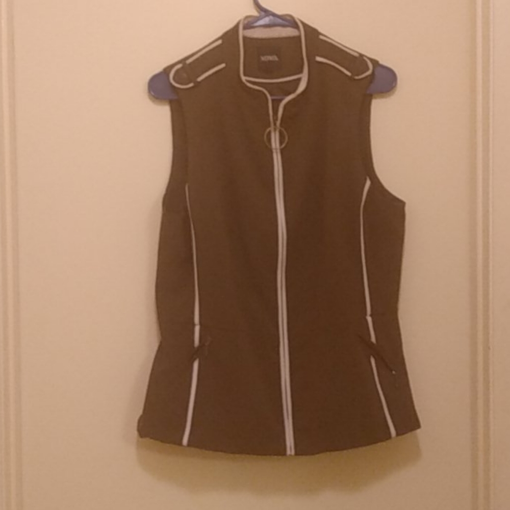 Sleeveless jacket